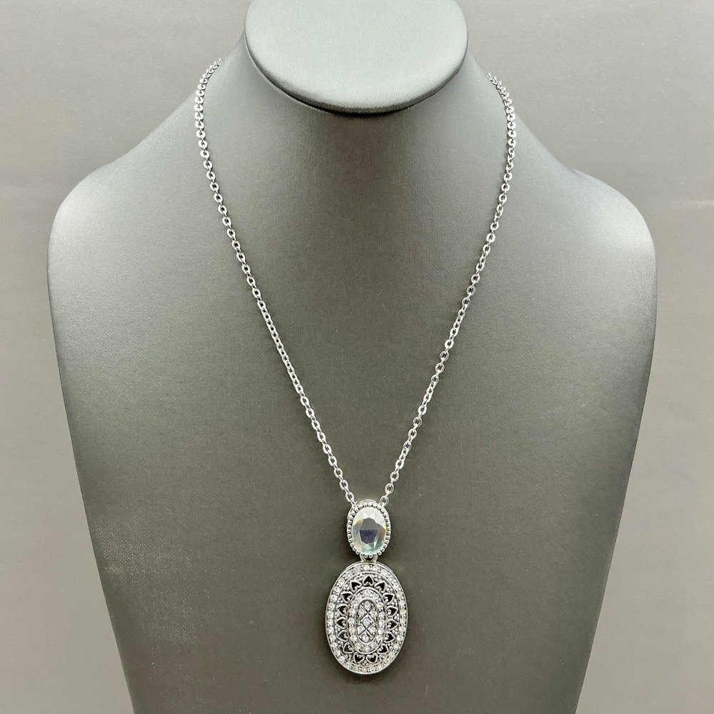 Cookie Lee Necklace Womens Silver Tone Oval Pendant Rhinestone‎ Hearts 18-21 In